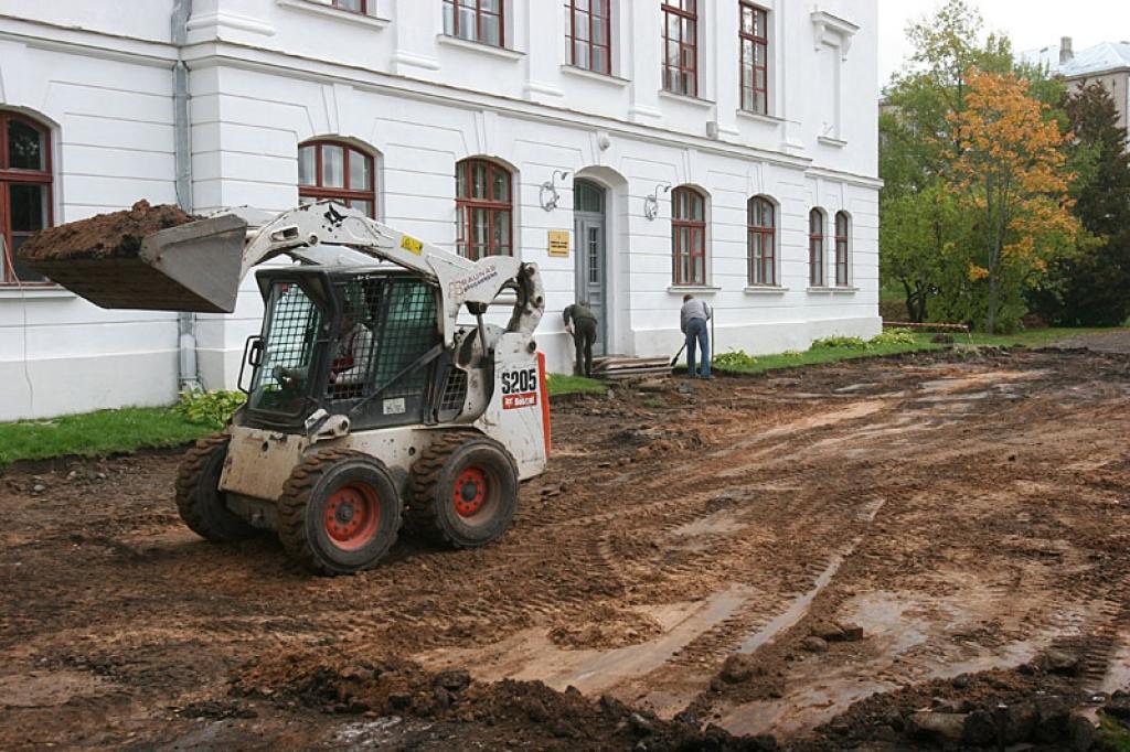 Gulbenes novada Valts ģimnāzijas direktore Lidija Ķeķere jau Zinību dienas svinīgajā pasākumā klātesošajiem vēstīja, ka pavisam drīz skolas priekša tiks sakārtota. Nepagāja mēnesis, un ir uzsākti reāli darbi – laukums pie ģimnāzijas laukums tiks nobruģēts.
Autors: Gatis Bogdanovs