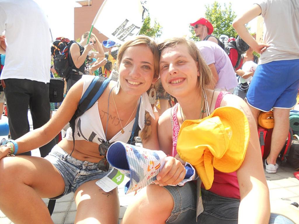 Gulbeniete  Sabīne Kušiņičeva (no labās) Pasaules jauniešu dienās Madridē starp dažādu tautību kristiešiem jutās kā līdzīga ar līdzīgu.
Autors: No personiskā albuma.