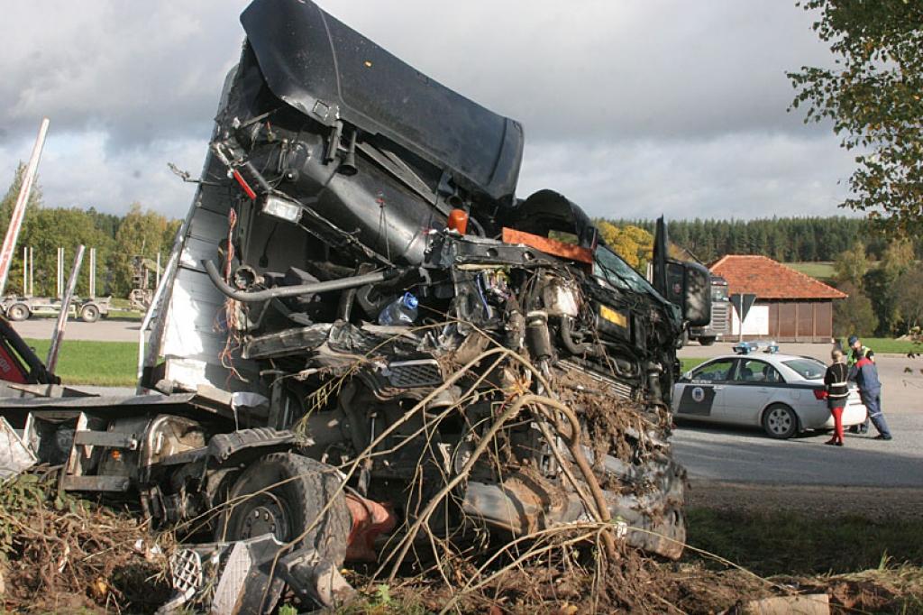 Neveiksmīgi trešdienas rīts iesākās diviem smago automašīnu vadītājiem. Saules gaismas apžilbināts, baļķvedēja šoferis ietriecas citā smagajā mašīnā. Pēc avārijas pa ceļu mētājās vien baļķvedēja atlūzas. 
Autors: Gatis Bogdanovs