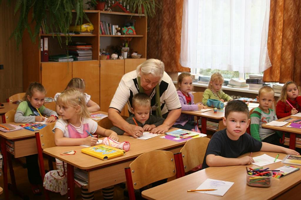 Pēc pirmās nopietnās potenciālo nākamā gada pirmklasnieku nodarbības Gulbenes vidusskolas skolotāja Elita Reinsone atzina, ka bērnu zināšanu līmenis ir ļoti atšķirīgs – daži vēl nezina visus burtus, savukārt citi jau ļoti laba lasa.
Autors: Gatis Bogdanovs