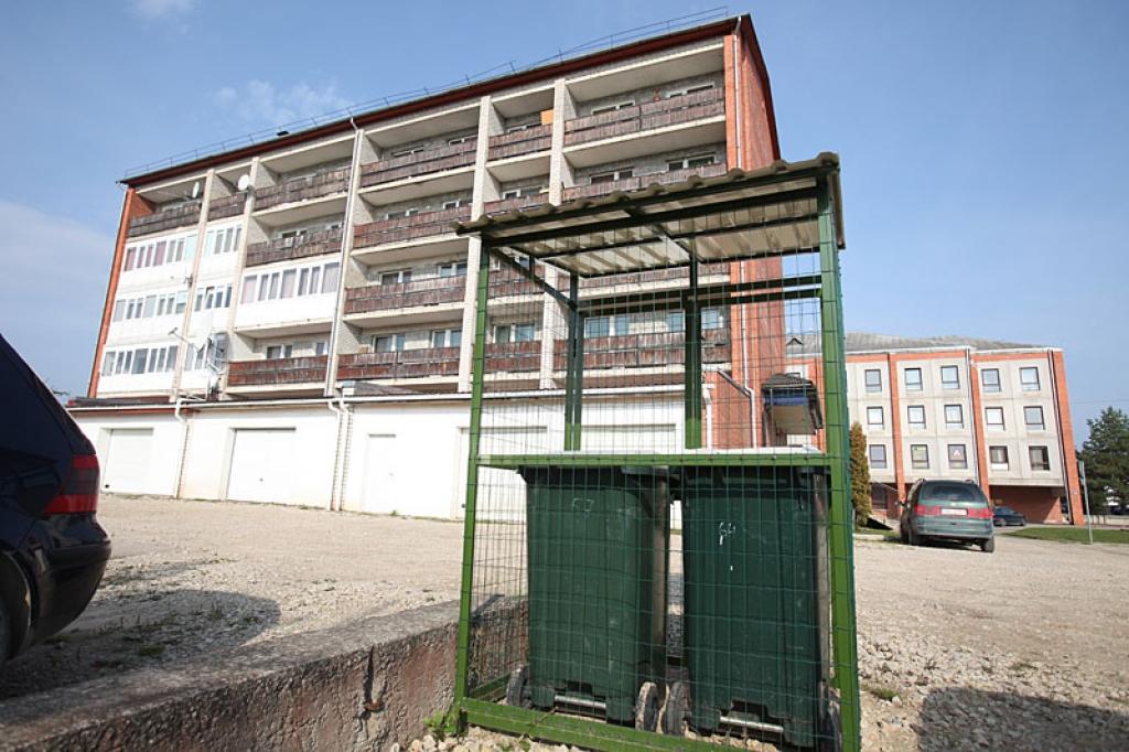 Šādos aizslēdzamos konteineros svešinieki savus atkritumus nevarēs izmest, un mājas iedzīvotājiem nav jāraizējas, ka jāmaksā par svešiem atkritumiem.
Autors: Gatis Bogdanovs