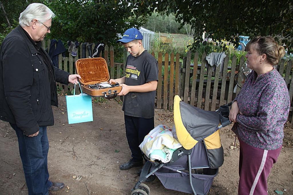  Dienā, kad  tikāmies ar Evitu Paideri viņas tēva mājās Tirzas pagasta “Rozniekos”, ciemos ieradās arī klarnetists Ģirts Pāže no Rīgas, kurš mazajam Edgaram uzdāvināja savu klarneti. Arī Dzintars drīzumā saņems jaunu saksofonu.
Autors: Gatis Bogdanovs