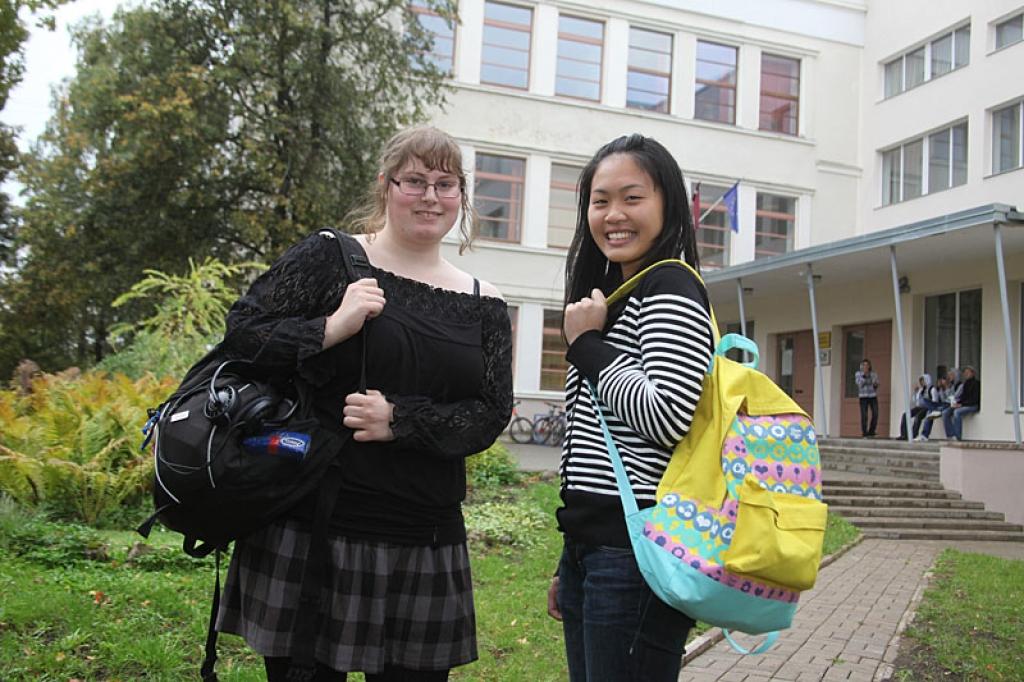 Sāra Hēpfnere no Vācijas un Napatsavana Tavornpijakula no Taizemes šogad mācās Gulbenes 2.vidusskolā. Viņas apmeklē mācību stundas, apgūst latviešu valodu, iejūtas vietējā sabiedrībā, rod ieskatu mūsu valsts kultūrā un iepazīstas ar mūsu tradīcijām. 
Autors: Gatis Bogdanovs