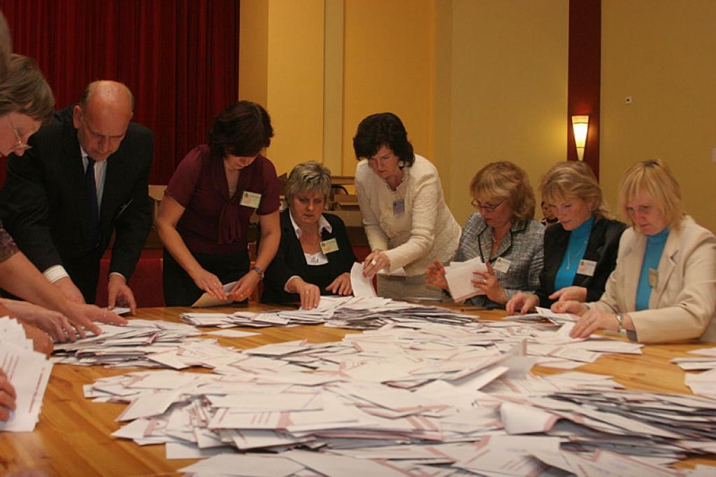 Gulbenes vēlēšanu iecirknī, kas izvietojies Gulbenes kultūras centrā, sācies aktīvs un atbildīgs darbs - balsu skaitīšana.
Autors: Gatis Bogdanovs