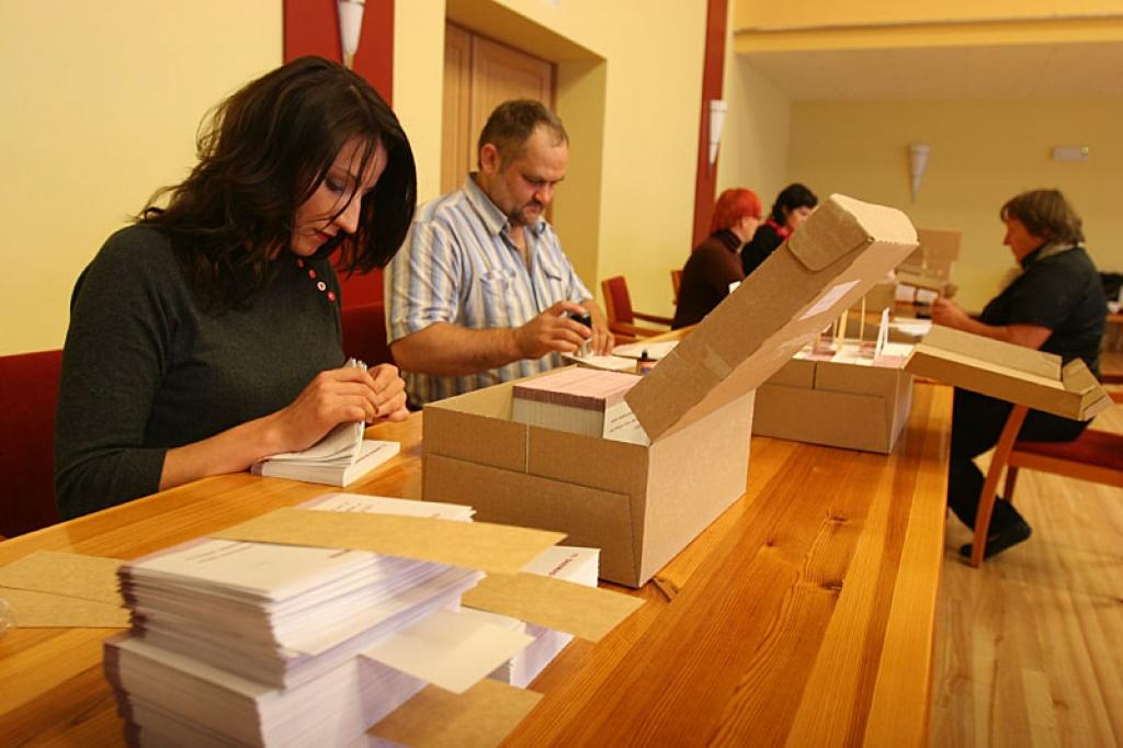 Šodien šīs apzīmogotās aploksnes kopā ar vēlēšanu zīmēm tiek izsniegtas vēlētājiem.
Autors: Gatis Bogdanovs