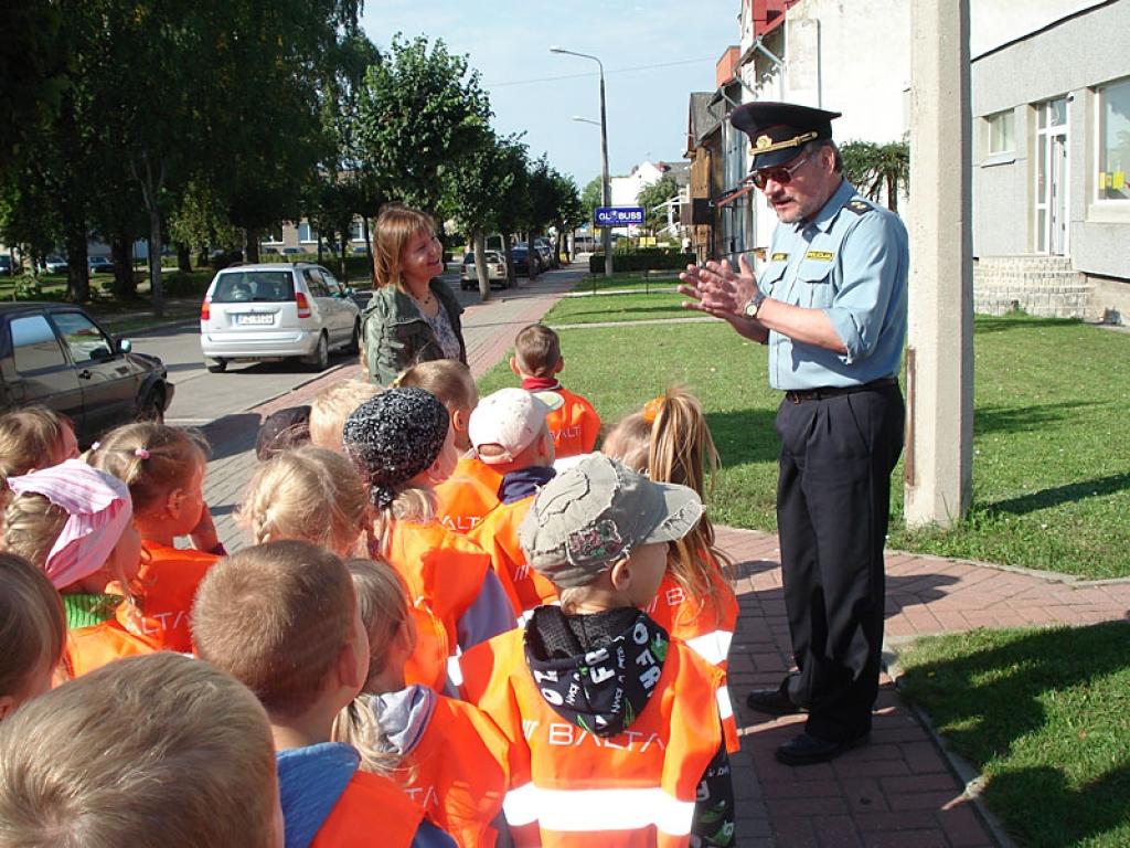 Bērzu sākumskolas skolēni kopā ar pārstāvi no policijas Gaidi Eglīti dodas pamācošā un izglītojošā ekskursijā pa pilsētu. Bērniem tiek vēlreiz atgādināts par drošību uz ielas.
Autors: Gatis Bogdanovs