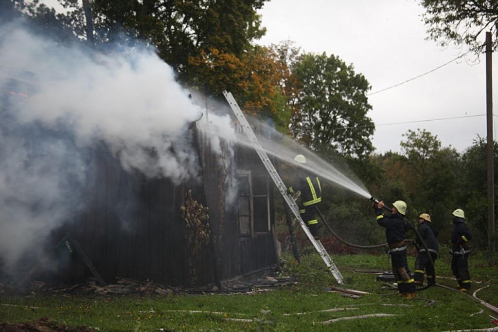 Otrdien ugunsgrēkā Tirzā savas mājas zaudējuši trīs bērni un viņu mamma. Rast pajumti un sadzīvei nepieciešamo ģimenei palīdzēs tuvinieki un pašvaldība.
Autors: Gatis Bogdanovs