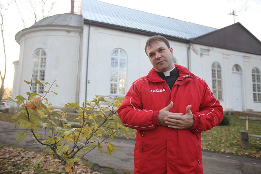 Mācītāju Māri Sarmu ir nomocījušas sadzīves nebūšanas, kuras Gulbenes luterāņu draudze pati saviem spēkiem nespēj atrisināt. Diemžēl viņš nav guvis cerēto atsaucību un atbalstu Gulbenes novada domē. 
Autors: Gatis Bogdanovs