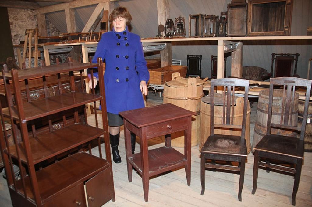 Gulbenes novada Vēstures un mākslas muzeja krājuma nodaļas vadītāja Zane Biseniece rāda mēbeles, kuras atrodas klētī. “Mēbeles, kuras ir piederējušas viņsaulē aizgājušajai Gaidai Beķerei, ir ražotas 20.gadsimta pirmajā pusē, tāpēc muzejam tas ir vērtīgs dāvinājums.”
Autors: Gatis Bogdanovs