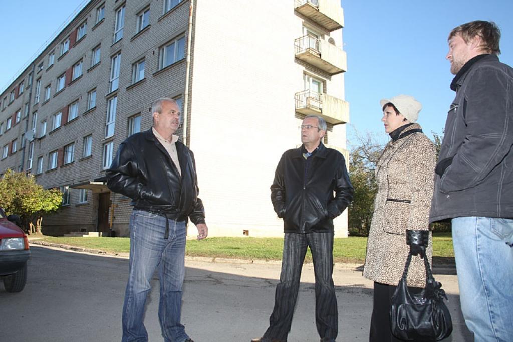 Gulbenē, Skolas ielā 5/5, iedzīvotāji Tamāra Pupova, Jānis Gāršnieks, Jānis Viducis un Artūrs Paipals vēlētos elastīgāku un enerģiskāku dzīvojamās mājas pārvaldīšanu. 
Autors: Gatis Bogdanovs