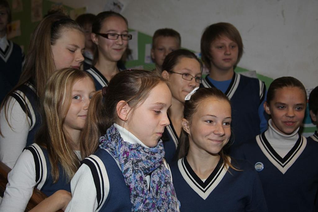 Gulbenes novada valsts ģimnāzijas 7.a klases skolēni ir priecīgi un pauž pozitīvu attieksmi pret skolēnu formām. “Mums patīk. Skaisti izskatās. Esam līdzīgi. No rīta nav jādomā, ko vilkt,” saka septītklasnieki. Viņu audzinātāja Ingūna Ludborža ir starp tiem skolotājiem, kuri ir izvēlējušies ikdienā tāpat kā skolēni nēsāt formu. “Forma disciplinē un saliedē klasi,” atzīst skolotāja.
Autors: Gatis Bogdanovs