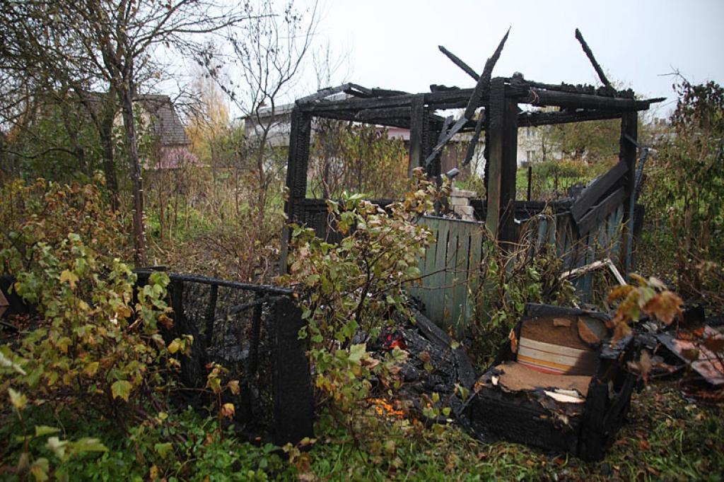 Šajā necilajā dārza būdiņā, kura ceturtdien nodega, kāds vīrs bija radis sev mitekli. 
Autors: Gatis Bogdanovs 