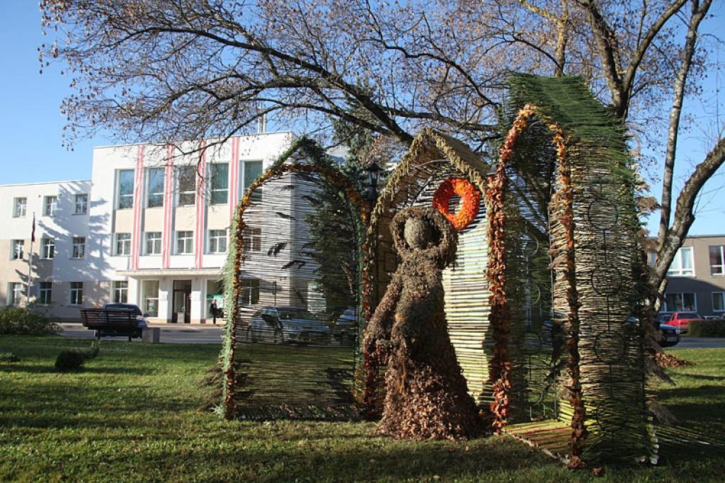 Pagājušajā nedēļā skvērā tapa interesants pārdomu stūrītis ar dažādiem simboliem un Mūku.
Autors: Gatis Bogdanovs