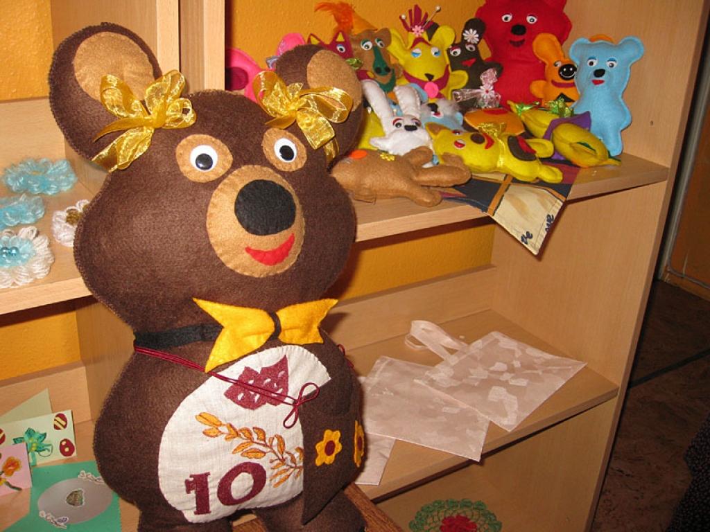 Līdzi gulbeniešiem uz Poliju līdzi ceļoja arī dāvana – lācis - festivāla organizatoriem tā desmit gadu jubilejā. Lāci divu nedēļu laikā darinājusi Evija Ločmele, ņemot vērā arī citu ieteikumus. Tagad lācis mīt Goldapā. 
Autors: Gatis Bogdanovs