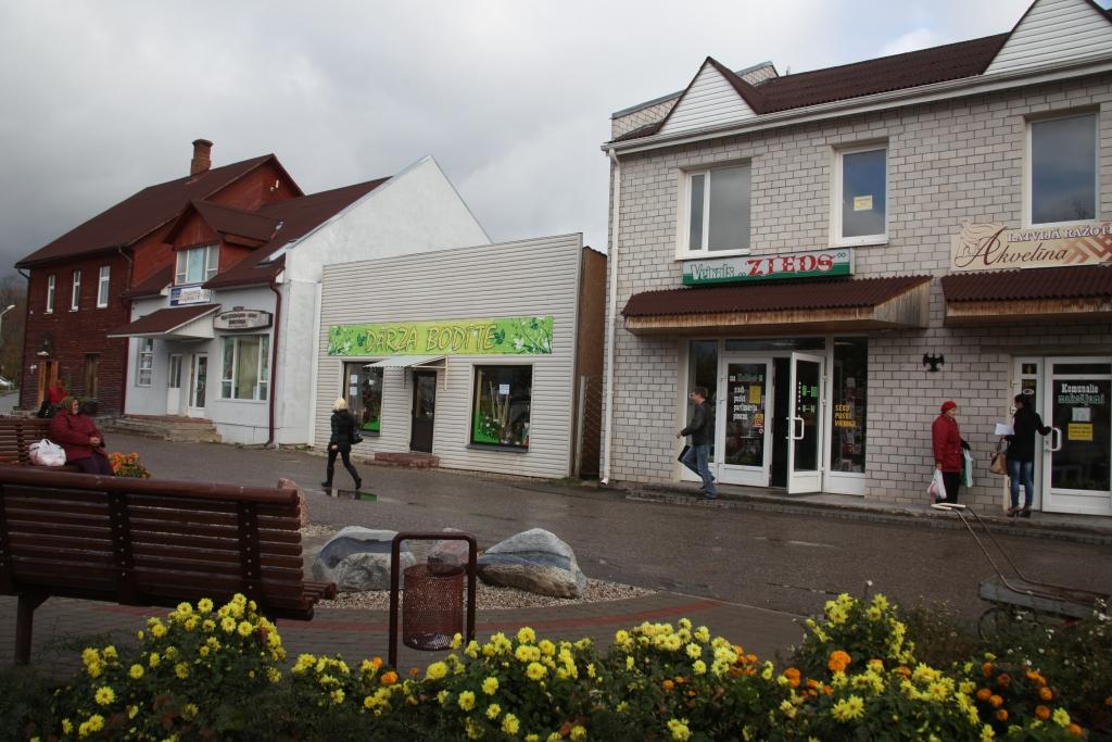 Pa laikam nekustamo īpašumu logos parādās uzraksti, kas liecina, ka telpas ir tukšas un tās gaida nākamos īrniekus.
Autors: Gatis Bogdanovs