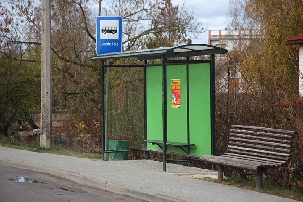 Absurda situācija. Pasažieris, atnākot uz pieturu “Lazdu iela” Gulbenē, riskē. Viņš  nezina, tiks vai nē starppilsētu maršruta autobusā, kas brauc uz Rīgu. Pasažieris drošs var justies tikai Gulbenes autoostā.
Autors: Gatis Bogdanovs