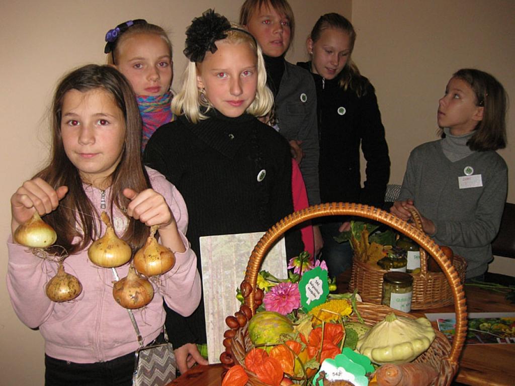 Galgauskas un Litenes mazpulku dalībnieki pie savas izstādes.
Autors: Agita Auziņa