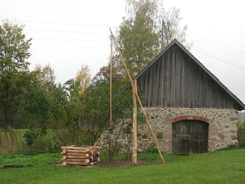 Druvienas vecās skolas – muzeja pagalmā pie jauniem koka grodiem un vindas tikusi vecā aka, kas lieliski iekļaujas pagalma kopējā ainavā,.. 
Autors: Pārsla Konrāde