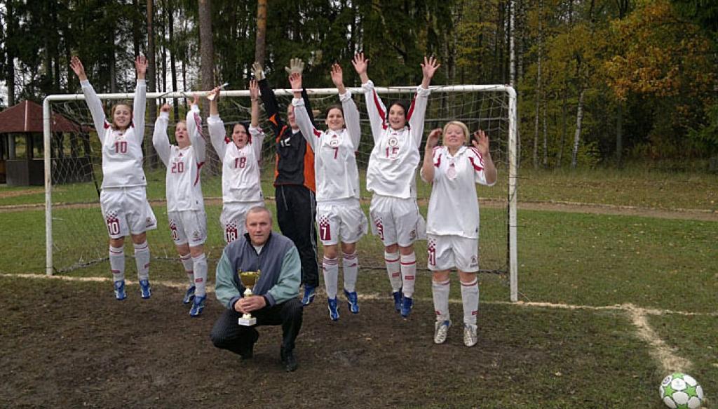 Sveķu speciālās internātpamatskolas meiteņu futbola komanda: (no kreisās) Jolanta Lauze, Zeltīte Romere, Vizma Novičenoka, Veronika Vasiļjeva (vārtsargs), Līga Stūrstepa, Lita Ločmele, Evija Homina; priekšplānā - treneris Aigars Lasis 
Autors: No personiskā albuma