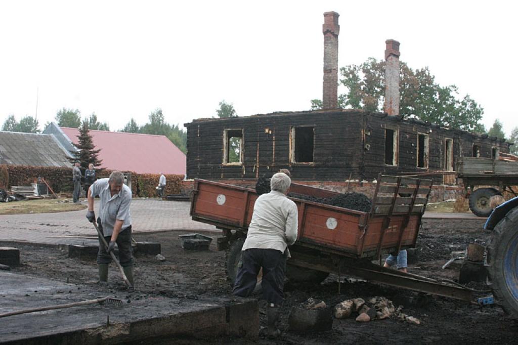 Druvienas pagastā 18.augustā uguns izpostīja ģimenes vairāku gadu gaitā uzbūvētās saimniecības ēkas un māju.
Autors: Gatis Bogdanovs (no arhīva)