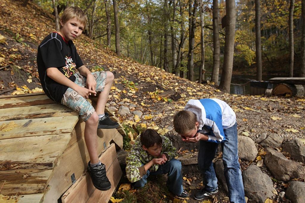 Litenes pagastā šajā vasarā īstenotajā projektā “Uz Liteni” ir sakārtota arī Liepavota apkārtne. Avots atrodas Pededzes upes kraujā netālu no liepu alejas. Tagad tas ir ne tikai jauns tūrisma apskates objekts, bet arī ūdens ņemšanas vieta. Lai avots sniegtu veldzi cilvēkiem daudzus gadus, talkā tika aicināta pat rīkstniece. Litenieši uzskata, ka Liepavots būs ūdenstūristu, kuru vasarā netrūkst, iecienīta atpūtas vieta, jo pie lēzenā krasta, kur atrodas avots, ir viegli piestāt ar laivu. Arī viena norādi uz avota atrašanās vietu ir pagriezta uz upes pusi, lai tā būtu redzama laivotājiem. Turpat ierīkota arī ugunskura vieta. Avota auksto ūdeni labprāt nobauda arī Litenes jaunā paaudze.
Autors: Gatis Bogdanovs
