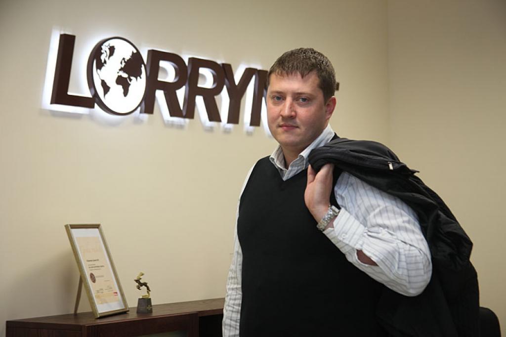 ”Katrs mēs esam piederīgi tai vietai, kur piedzimām, un ar to ir jālepojas. Vai mani vilina lielās pilsētas? Var aizbraukt tur padzīvot pusgadu. Taču tur mani bērni nevar kā Gulbenē no mājām iziet pulksten 7.50 un pulksten 8.00 būt skolā. Rīgā tas nebūtu iespējams!” saka Kaspars Raģelis.
Autors: Gatis Bogdanovs