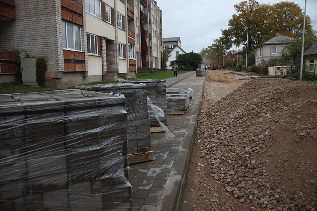 Darbi Lazdu ielā nedaudz aizkavējušies, jo jāierīko vēl ūdensvads un kanalizācija.
Autors: Gatis Bogdanovs 