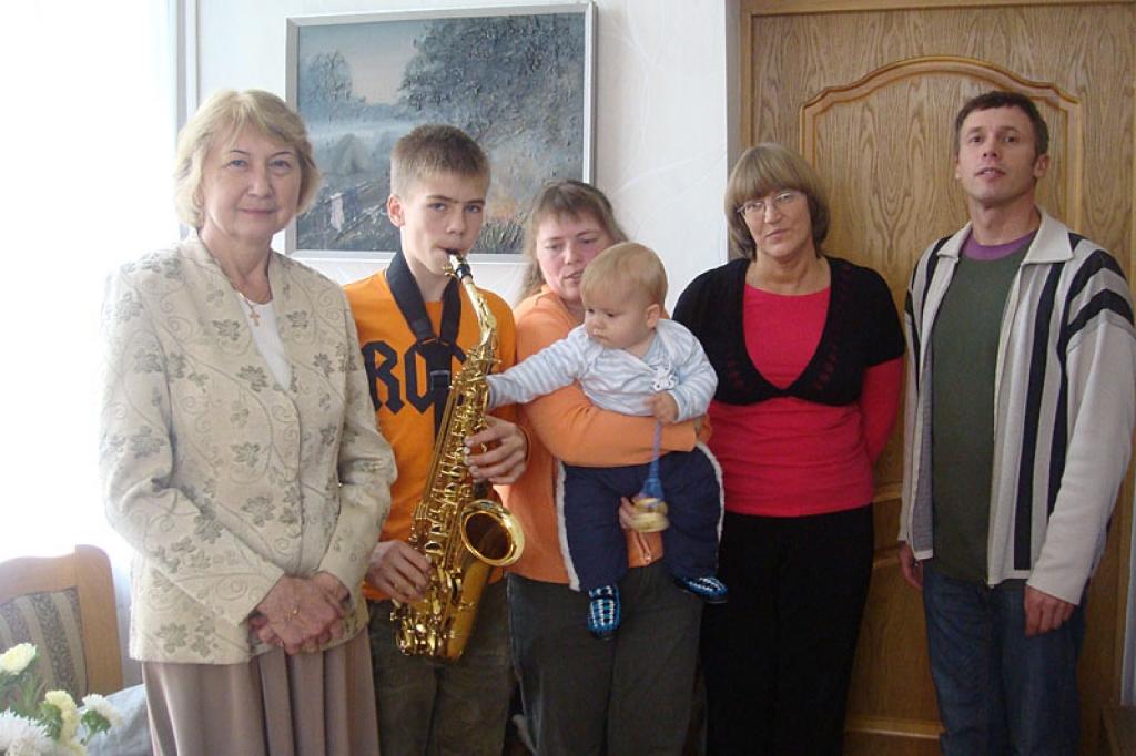 Dzintars.jpg dzintars.jpg Mūzikas skolas direktore Austra Veikšāne, Dzintars Pacevičs, mamma Evita Paidere ar brālīti, IP Pūšaminstrumentu spēles vadītāja Inga Driķe un saksofona spēles skolotājs Jolands Andževs.
Autors: No Gulbenes mūzikas skolas arhīva 