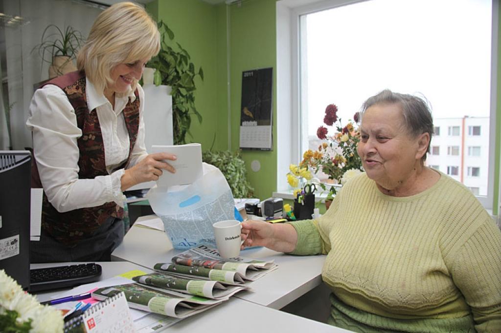Gulbeniete Valentīna Boļšakova “Dzirksteli” abonē kopš 1961.gada. Viņa saņēma  “Dzirksteles” pārsteiguma balviņu kā viena no pirmajām laikraksta abonētājām redakcijā 2012.gadam.
Autors: Gatis Bogdanovs