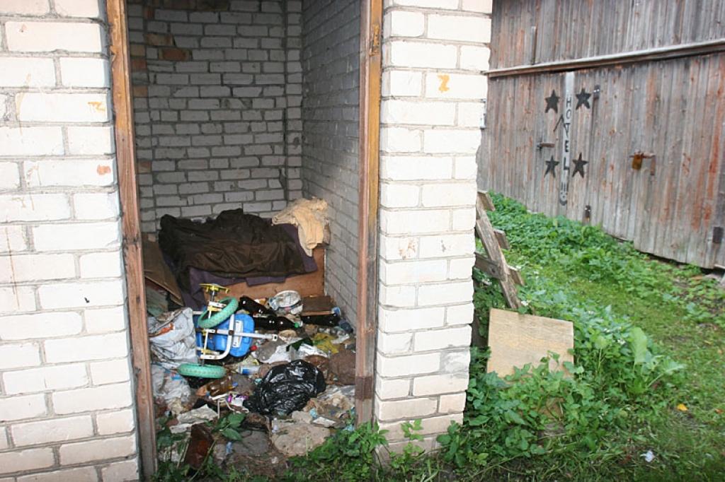 Ābeļu ielas 5.nama iedzīvotājiem cerības, ka pagalmā nekārtības reiz beigsies, dod solījums, ka tiks ierīkota āra tualete un netiks piecūkots arī bez durvīm palikušais kaimiņmājas šķūnītis.
Autors: Gatis Bogdanovs 