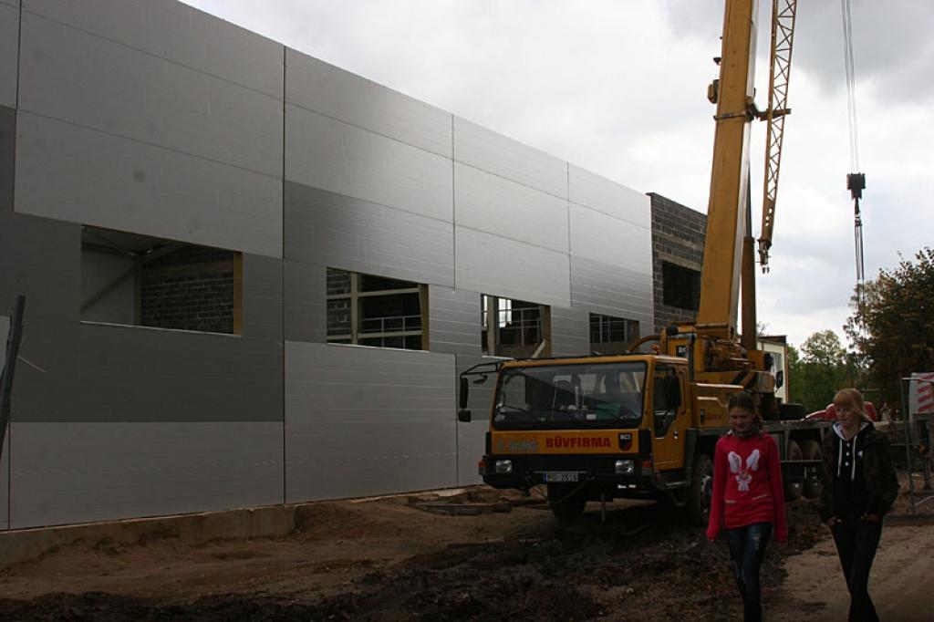 Galgauskas sporta zāles celtniecība rit bez lielas aizķeršanās. Pārvaldes vadītājs Jānis Biezais cer, ka decembrī tajā jau varēs rīkot kādu pasākumu. 
Autors: Evita Brokāne