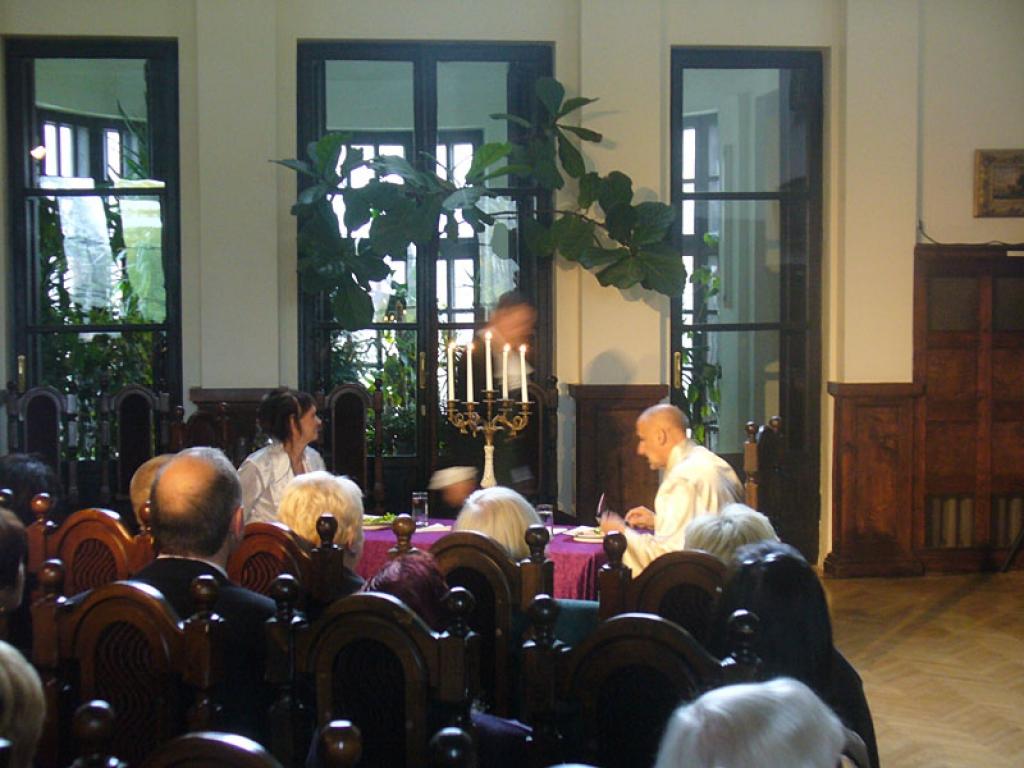 Gulbenes Tautas teātris 23.oktobrī Rokišķu novada muzejā (Lietuvā), kas atrodas kādreizējās muižas teritorijā, rādīja iestudējumu “Zirgs bezsamaņā”. Skatītāji gulbeniešiem aplaudēja, kājās stāvot.