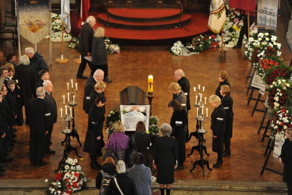 Gulbenes novada delegācija atvadās no novadnieka diriģenta Imanta Kokara.
Autors: Aivars Liepiņš (