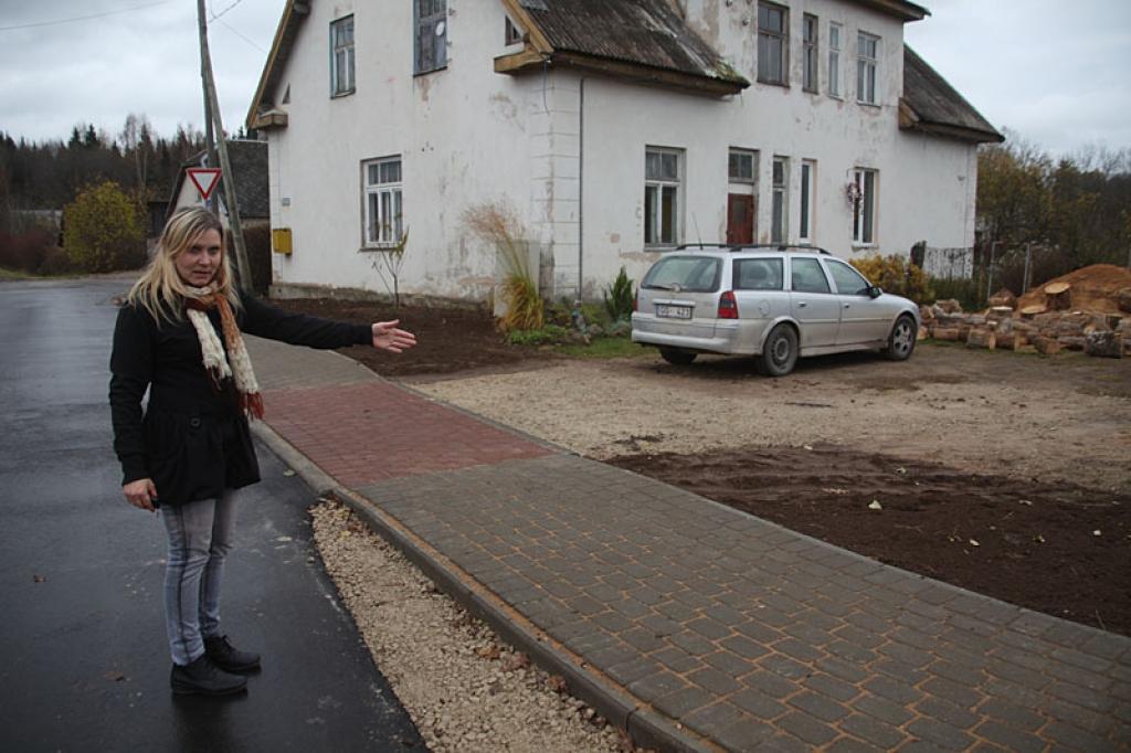 Gulbeniete Sandra Pērkone ir nobažījusies, ka šaurā iebrauktuve kļūs par problēmu gan malkas atvešanai, gan pašiem dzenot mašīnas mājas pagalmā, jo jau tagad visas malas esot nobraukātas.
Autors: Gatis Bogdanovs