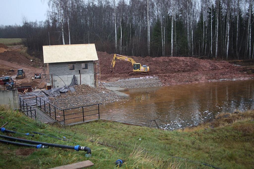 Galgauskas HES teritorijā notiek lielas pārmaiņas. Tiek uzstādīta tā saucamā ekoloģiskā turbīna, kas turpmāk izslēgs jebkādas mākslīgas ūdens līmeņa svārstības Tirzas upē.
Autors: Gatis Bogdanovs