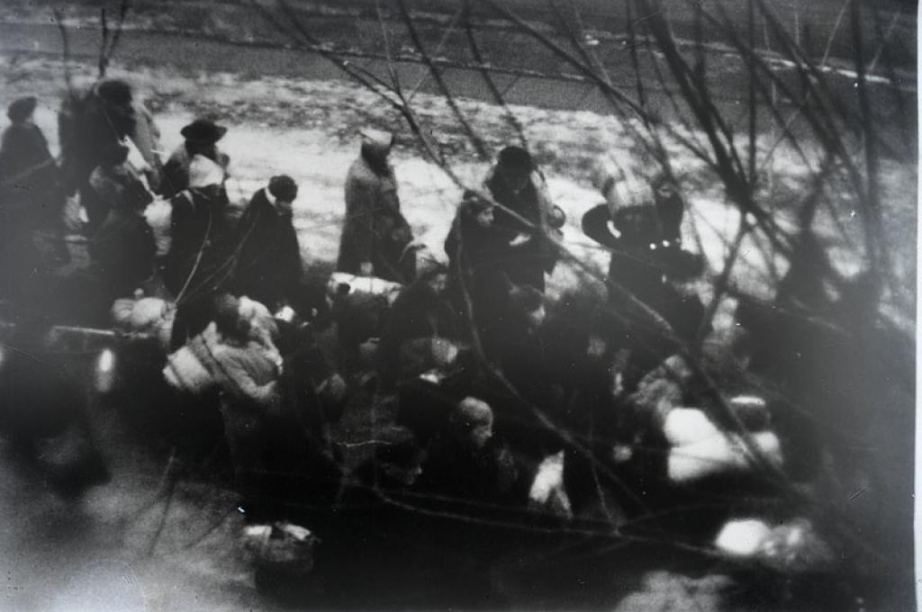 Nāvei nolemtie ebreji tiek dzīti no Rīgas geto uz  noslepkavošanas vietu Rumbulā.  1941. gada 30. novembris (Muzejs „Ebreji Latvijā”) 
Autors: No Okupācijas muzeja arhīva