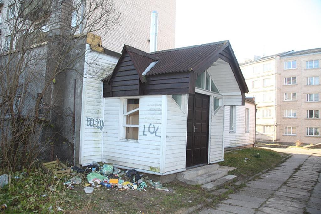 Atkritumu kaudzes krājas pie ēkām, kurām šobrīd nav saimnieka. Tā tas ir arī Skolas ielā 5a. Diemžēl ir iedzīvotāji, kuriem šķiet par grūtu aiznes atkritumu maisiņu tam domātajā konteinerā.
Autors: Gatis Bogdanovs 