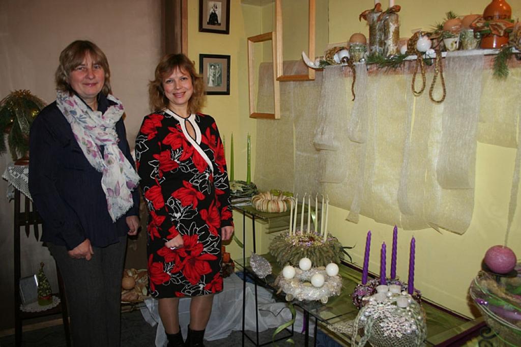 Antra Trusle (no labās) un Inese Baumane cer, ka viņu darbi par spīti šīsziemas drūmajam laikam cilvēku sirdīs ienesīs svētku gaidīšanas prieku. 
Autors: Evita Brokāne