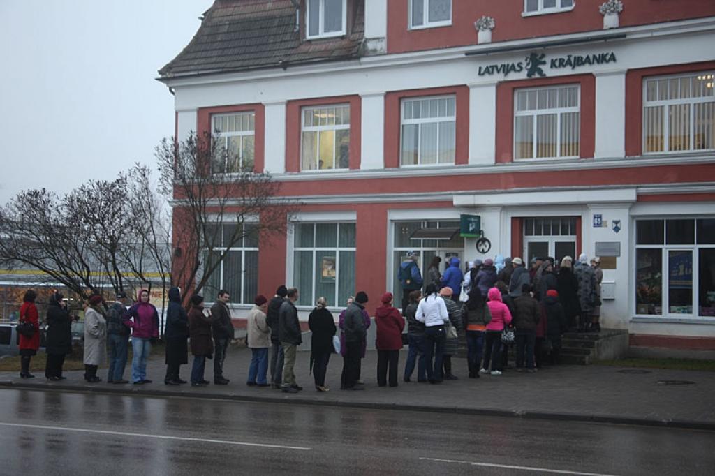Arī Gulbenē pie “Latvijas Krājbankas” filiāles bija izveidojusies pagara rinda. Tajā bija arī pa kādam lauku cilvēkam, kurš bija atbraucis uz pilsētu cerībā filiālē izņemt naudiņu līdz pieciem latiem. Diemžēl to šodien izdarīt nevarēja, jo filiāles durvis bija ciet.
Autors: Gatis Bogdanovs