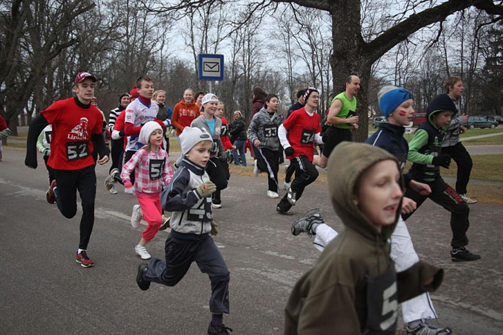 Neatkarības skrējienā Lizumā startēja dažādu paaudžu skrējēji. Jaunākajai dalībniecei bija tikai 5 gadi, savukārt vecākajam dalībniekam – 68. 
Autors: Gatis Bogdanovs