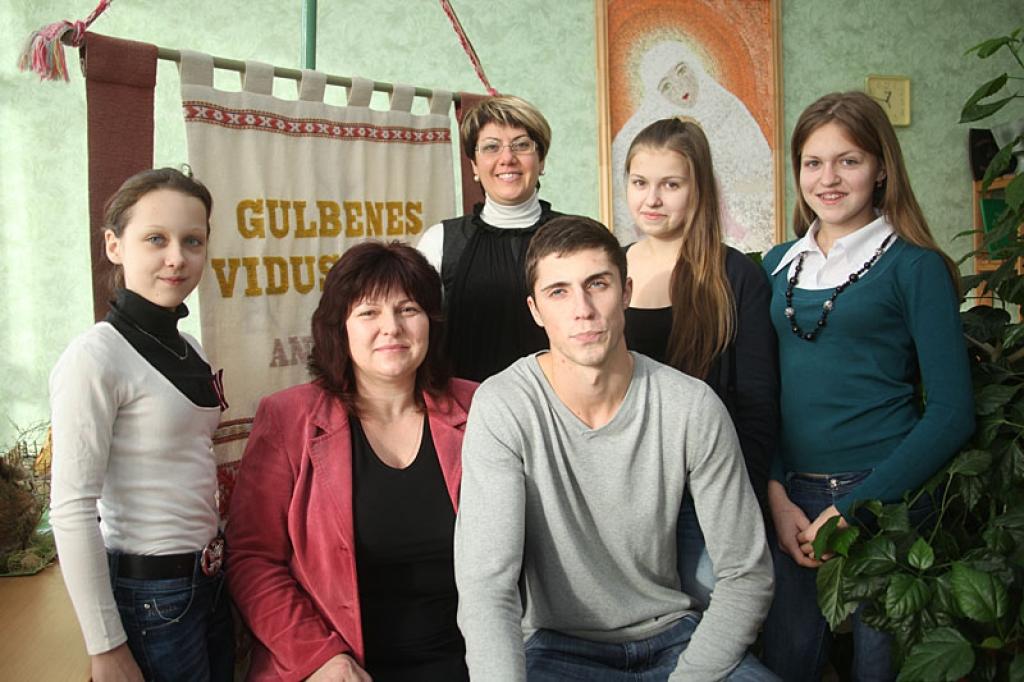 Gulbenes vidusskolas skolēni - Tīna Žmuida, Andris Oplucāns, Sniedze Zemniece un Elza Mahņeva ar panākumiem Rīgā piedalījās Mihaila Lomonosova 300. dzimšanai dienai veltītā oratoru konkursā. Par to prieks krievu valodas skolotājām Marinai Patmalniecei un Initai Zemniecei. 
Autors: Gatis Bogdanovs