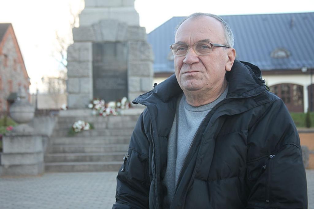 Gulbenietis Herberts Balodis mēdz viens aizstaigāt līdz svētvietai, kuru tautā saucam par Gulbenes Brīvības pieminekli. Viņam nav vajadzīgas masas, lai domās parunātos ar māti Latviju un saviem tuviniekiem, kuru pīšļi palikuši svešumā – tālajā Sibīrijā.
Autors: Gatis Bogdanovs