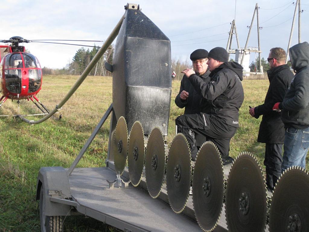 Šāds zviedru uzņēmuma “HELI Air SwedenAB” helikopters, kas aprīkots ar speciālu zāģi, arī Gulbenes novadā veiks elektrolīniju tīrīšanas darbus. Helikopters ievērojami paaugstina darbu izpildes efektivitāti, ātrumu un kvalitāti.
Autors: Līga Vīksna