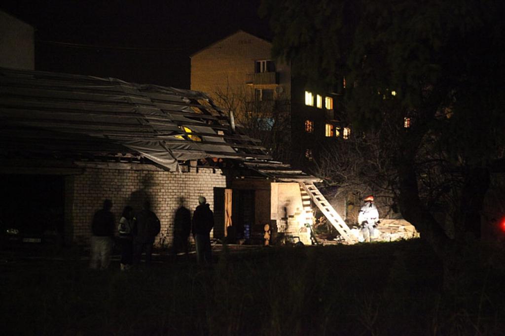 Gulbenē, Blaumaņa ielā, deg vienstāvīga saimniecības ēka.
Autors: Gatis Bogdanovs