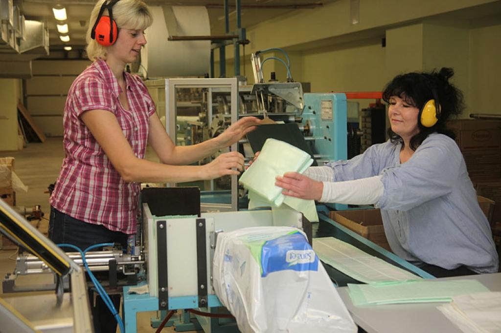 SIA “Farmeko” Lizuma filiālē, kur ražo vienreiz lietojamos higiēniskos mitrumu uzsūcošos paklājiņus, jau trešo gadu līniju apkalpo lizumnietes Baiba Pētersone un Jeļena Lekse. Strādnieces ar darbu ir apmierinātas.
Autors: Gatis Bogdanovs