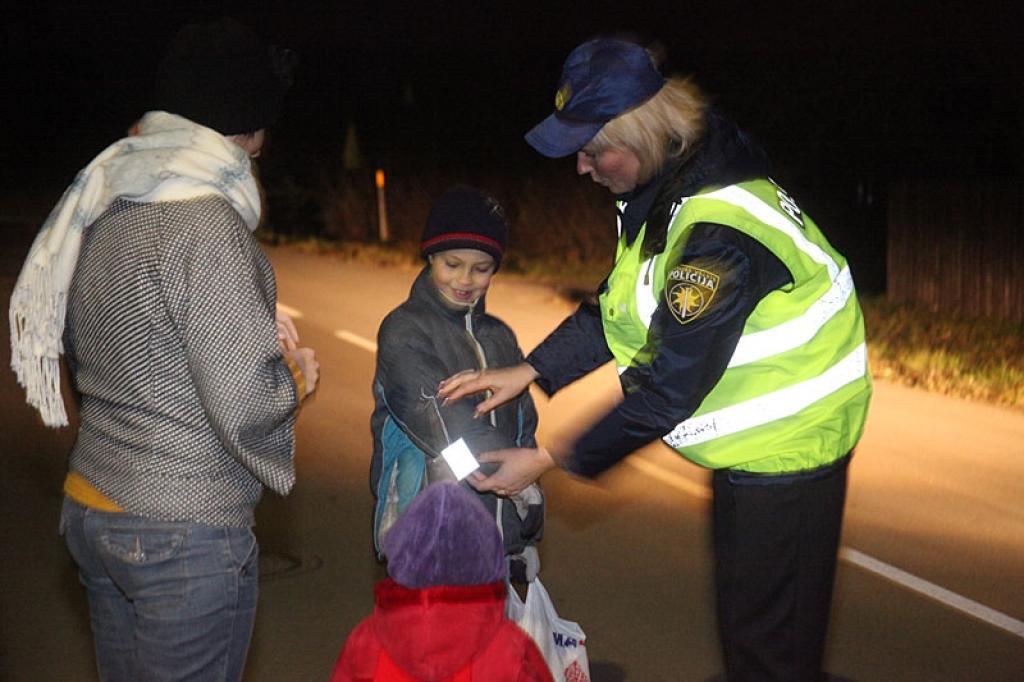 Reida laikā gājējiem, kam atstarotāju nebija, policisti tos uzdāvināja, lai turpmāk viņi tumsā būtu redzami. 
Autors: Gatis Bogdanovs