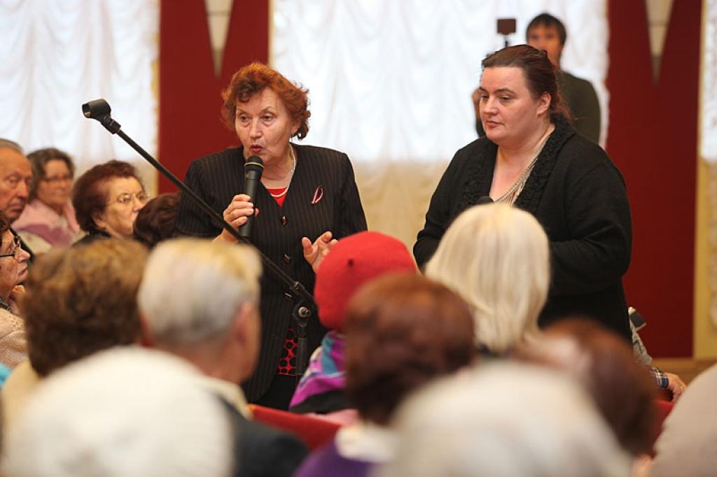 Tikšanās dalībnieki bieži aplaudēja – gan Balvu un Gulbenes slimnīcu apvienības valdes loceklei Alīdai Vānei, gan drosmīgākajiem jautātājiem, arī Gulbenes pensionāru padomes priekšsēdētājai Mirdzai Kušķei. Emocijas virmoja gaisā. 
Autors: Gatis Bogdanovs