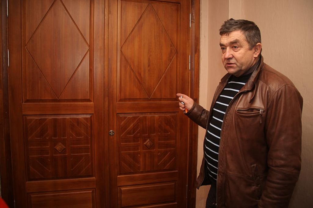 Beļavas tautas nama lielajā zālē ir nomainīti griesti, pilnībā atjaunota skatuve, sakārtota zāles grīda, ierīkots jauns apgaismojums, kā arī ieliktas jaunas durvis,” saka Beļavas pagasta pārvaldes vadītājs Aivars Rakstiņš.
Autors: Gatis Bogdanovs