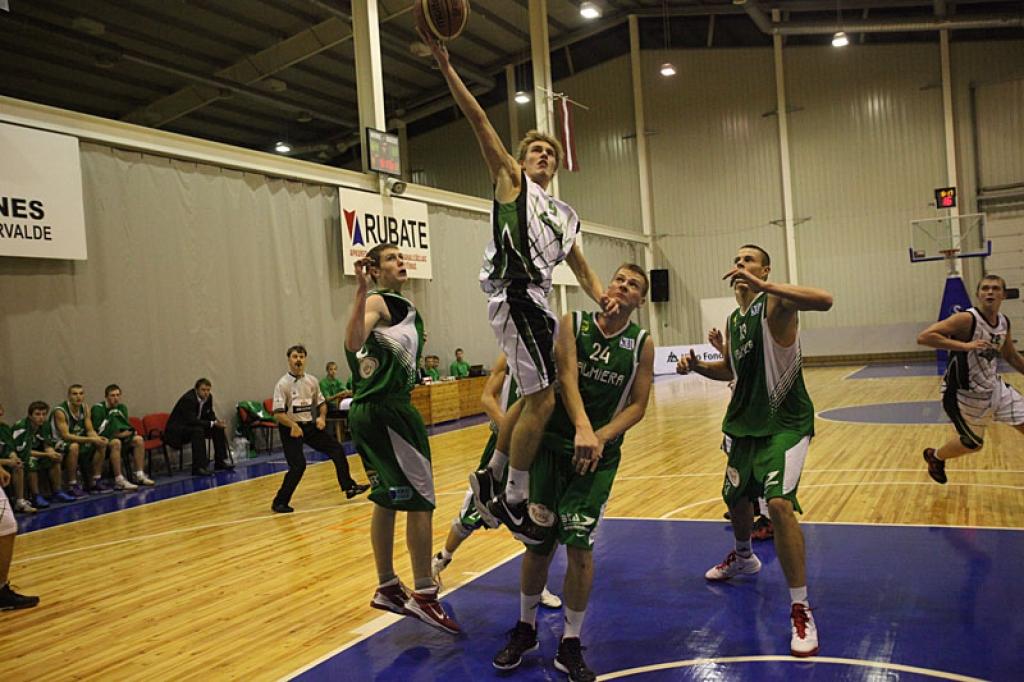 Kaspars Kalniņš (nr. 9) spēlē ar valmieriešiem ieguva 16 punktus, lieliski rezultāti komandas kapteinim Gundaram Rauzam, kas ieguva 25 punktus un 7 atlecošās bumbas.
Autors: Gatis Bogdanovs