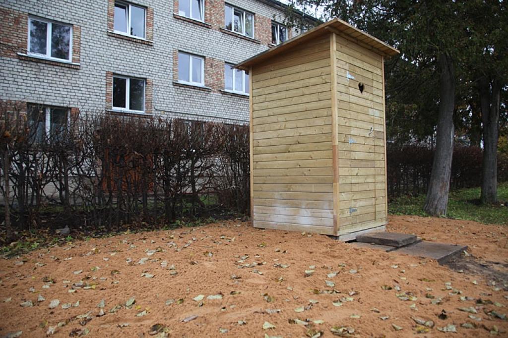 Pašvaldībai labu gribot, jauna sausā tualete pavisam nesen ierīkota nama pagalmā, bet to nācies nojaukt, jo sākuši protestēt blakus esošās daudzstāvu dzīvojamās ēkas iedzīvotāji. 
Autors: Gatis Bogdanovs